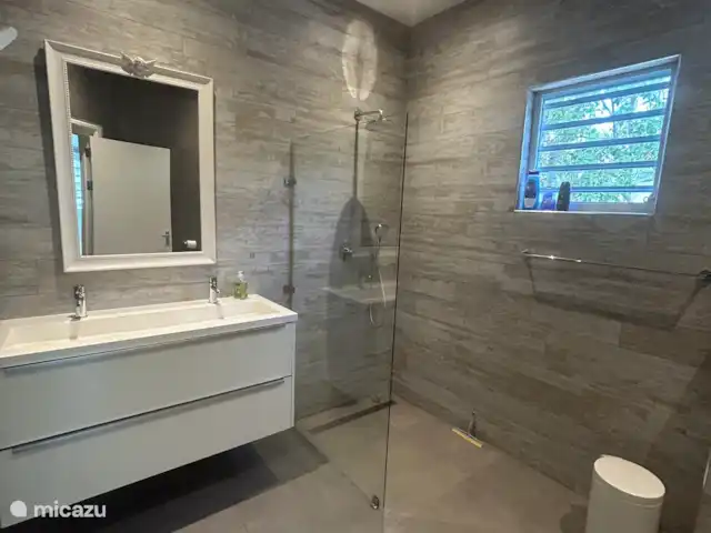 Salle de bain avec douche à l’italienne